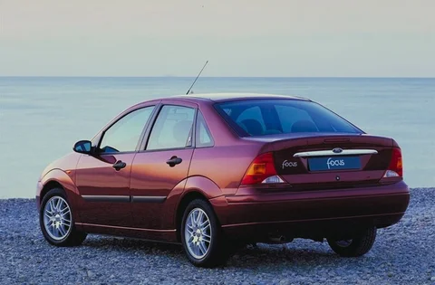 Ford Focus 2.0i 16V Ghia 1999 view 3
