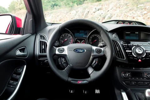 Ford Focus 2.0 EcoBoost ST-2 2012 view 3