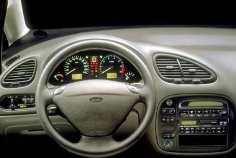 Ford Galaxy 2.3i 16V 1997 view 3