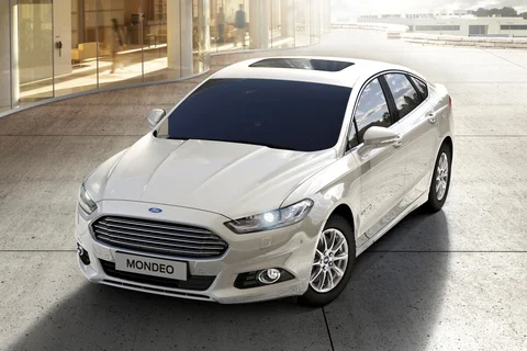 Ford Mondeo HEV Titanium 2014 view 4