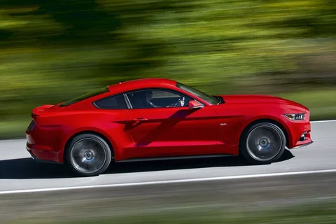 Ford Mustang Fastback GT 5.0 V8 2015 view 3