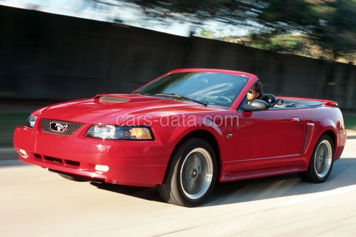 Ford Mustang Convertible V6 2000 front view