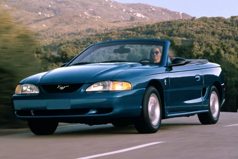 Ford Mustang Convertible V6 2000 view 3
