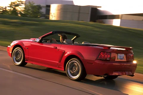 Ford Mustang Convertible V6 2000 view 2