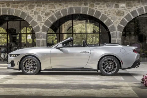 Ford Mustang Convertible GT 5.0 V8 2024 view 3