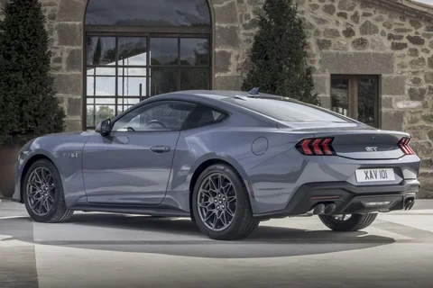 Ford Mustang Fastback GT 5.0 V8 2024 view 3