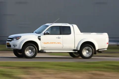 Ford Ranger Double Cab 2.5 TDCi Ambiente 2011 view 3