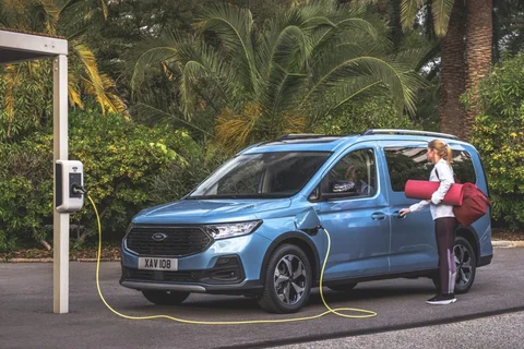 Ford Tourneo Connect L1 PHEV Active 2026 mpv pohľad 4