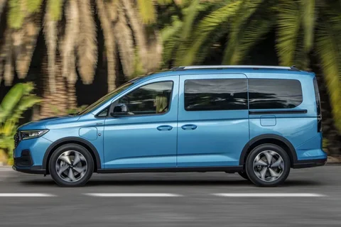 Ford Tourneo Connect L1 PHEV Active 2026 mpv pohľad 3