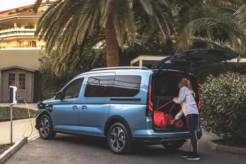 Ford Tourneo Connect L1 PHEV Active 2026 mpv pohľad 5