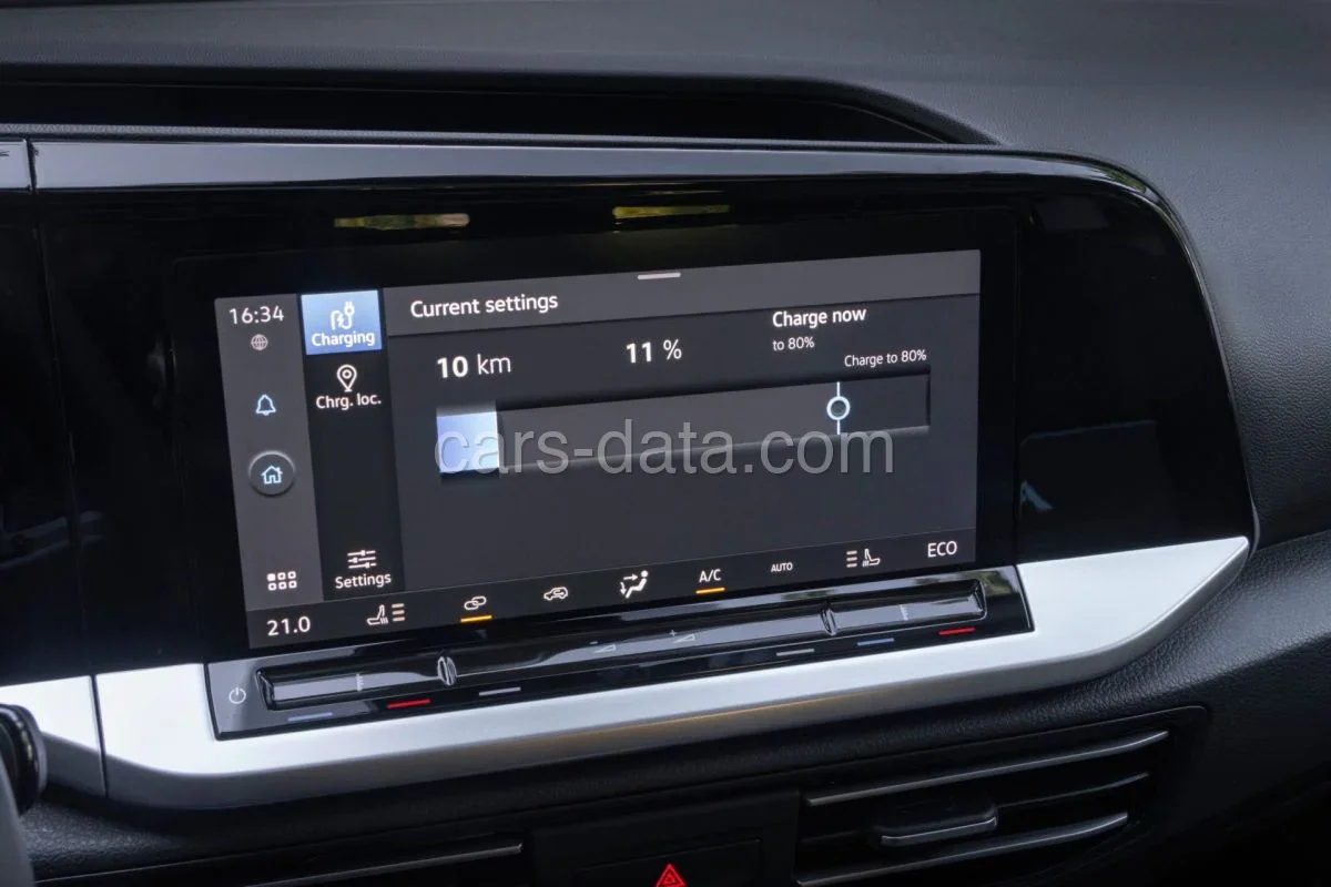 Ford Tourneo Courier 46kWh Titanium 2026 mpv prednji pogled