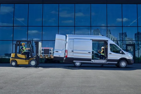 Ford Transit e-Transit L2H2 135kW Trend 2022 view 4