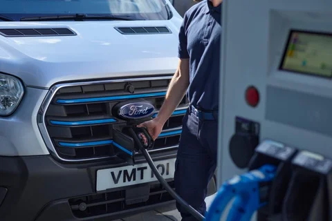 Ford Transit e-Transit L2H2 135kW Trend 2022 view 6