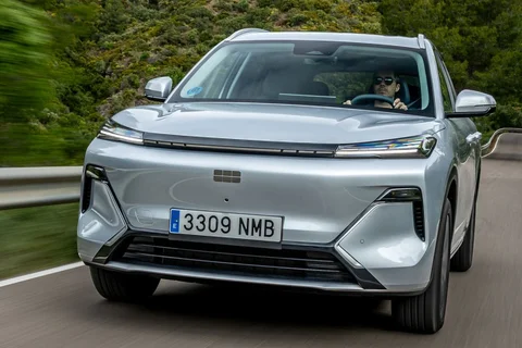 Geely Starray EM-i 1.5 PHEV Max+ 2026 view 3