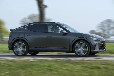 Genesis GV60 Long Range AWD Dual Motor Premium 2026 view 9