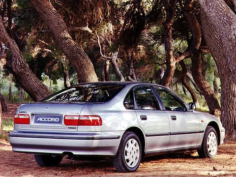 Honda Accord 2.0i 1997 view 4