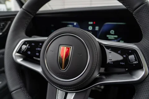 Hongqi E-HS9 99kWh Executive 2022 view 10