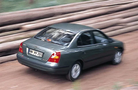 Hyundai Elantra 2.0i Executive 2000 view 3