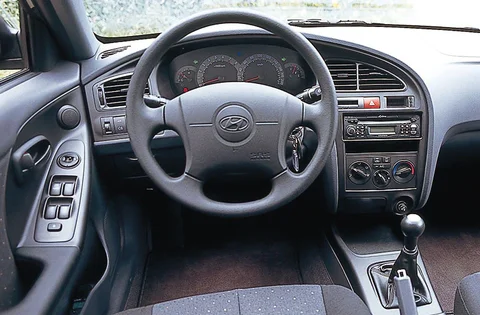 Hyundai Elantra 2.0i Executive 2000 view 6