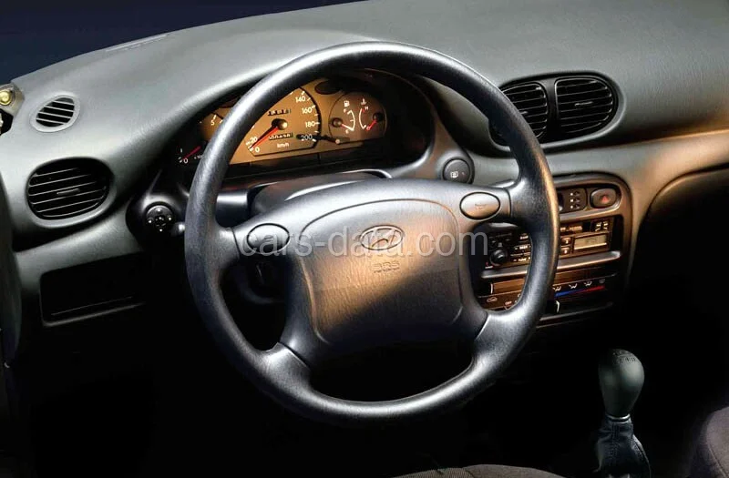 Hyundai Excel 1.3i SE 1999 front view