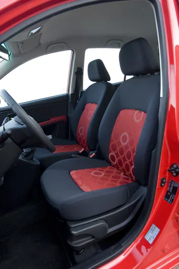 Hyundai i10 1.1i ActiveVersion 2008 view 2