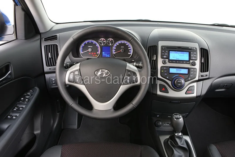 Hyundai i30 CW 1.4i CVVT Blue i-Motion 2010 front view