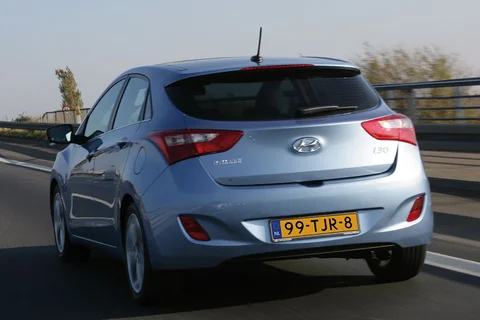 Hyundai i30 1.6 CRDi i-Drive 2012 view 2