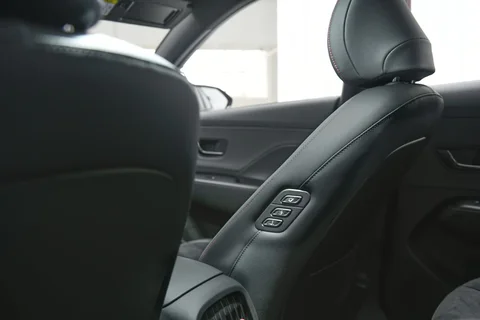 Hyundai Kona 1.6 GDI HEV E-Motion 2026 view 11
