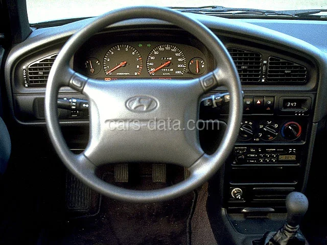 Hyundai Lantra 1.5i GL 1991 front view