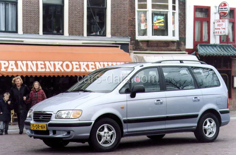 Hyundai Trajet 2.7i V6 GLS 2000 front view