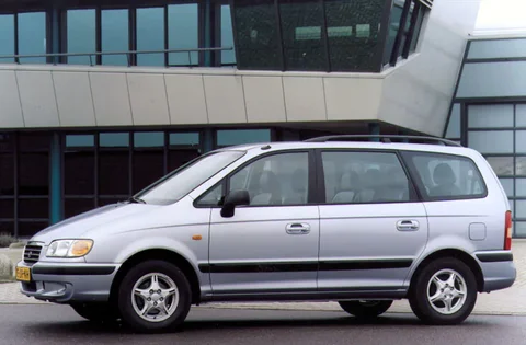 Hyundai Trajet 2.7i V6 GLS 2000 view 3