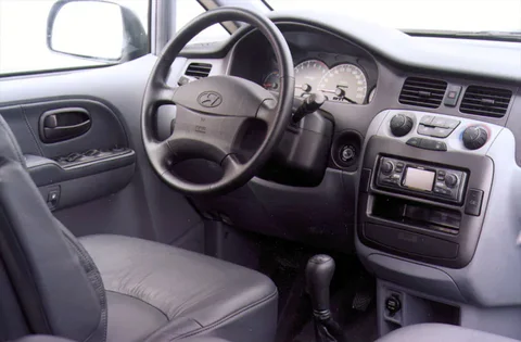 Hyundai Trajet 2.7i V6 GLS 2000 view 4