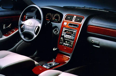 Hyundai XG 2.5i V6 2000 view 6