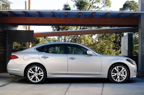 Infiniti M M30d S 2010 view 9