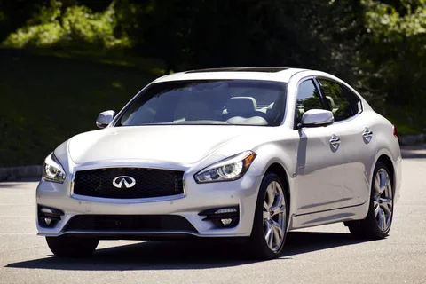 Infiniti Q70 2.2d Performance 2015 view 9