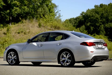 Infiniti Q70 2.2d Performance 2015 view 12