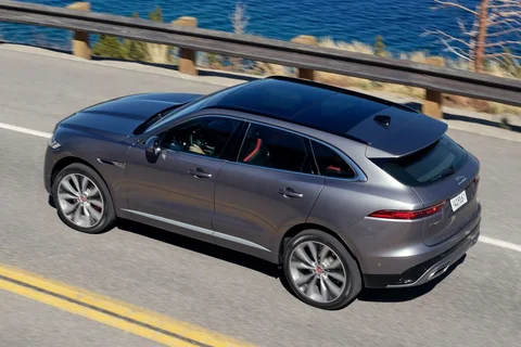 Jaguar F-Pace P400e R-Dynamic Black 2022 view 3