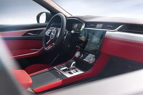 Jaguar F-Pace P400e R-Dynamic Black 2022 view 4