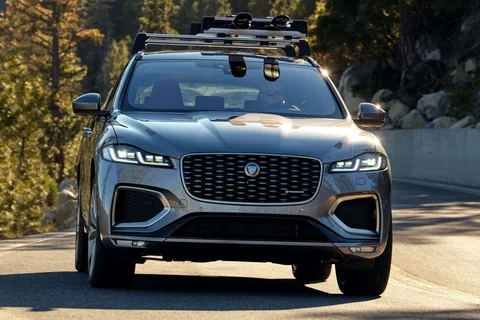 Jaguar F-Pace P400e R-Dynamic Black 2022 view 10