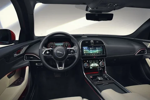 Jaguar XE D180 AWD SE 2019 view 3