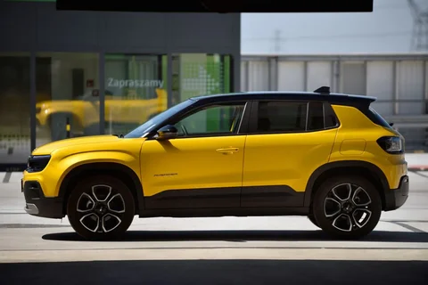 Jeep Avenger 1.2 e-Hybrid Black Edition 2026 view 2
