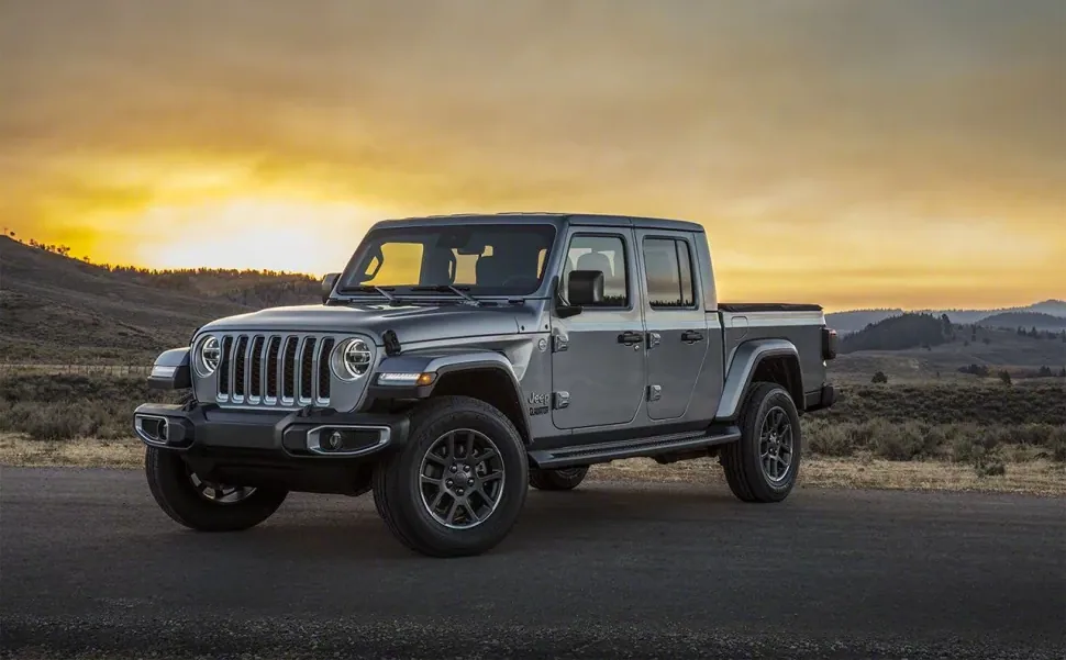 Jeep Gladiator Overland 3.0L 4WD 2023 pickup sett forfra