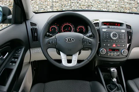 Kia Ceed 1.4 CVVT Se7en 2009 view 3