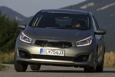 Kia Ceed 1.6 CRDi DynamicLine 2015 view 4