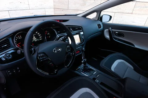 Kia Ceed SW 1.6 CRDi DynamicLine 2015 view 2