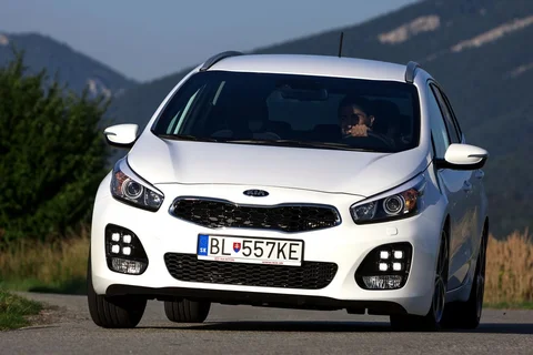 Kia Ceed SW 1.6 CRDi DynamicLine 2015 view 4