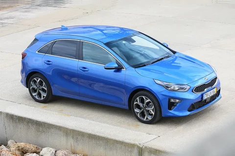 Kia Ceed 1.6 CRDi DynamicLine 2018 view 3