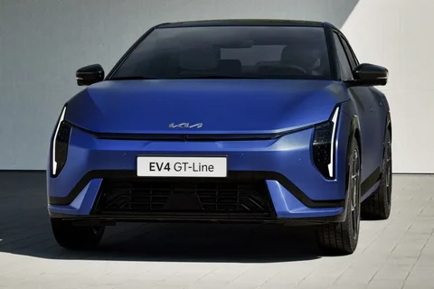 Kia EV4 Fastback 81.4kWh Plus 2025 view 2