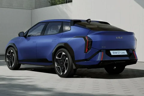 Kia EV4 Fastback 81.4kWh Plus 2025 view 3