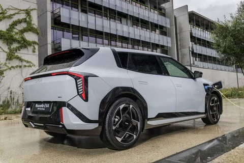 Kia EV4 81.4kWh Plus 2025 view 2